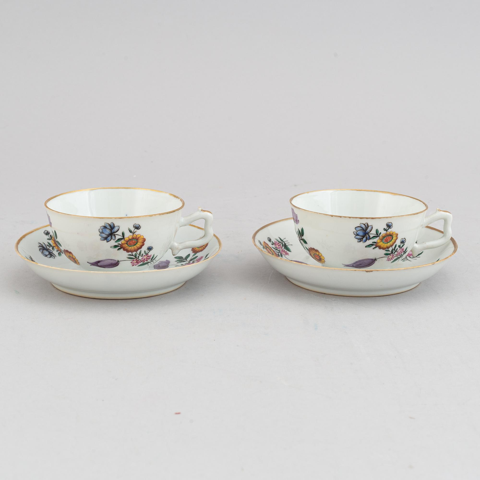 Four cups with six (4+2)dishes, Qing dynasty, 18th century.