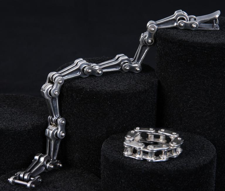 ARMBAND samt RING, silver, 1900-tal. Tot vikt 85 g.