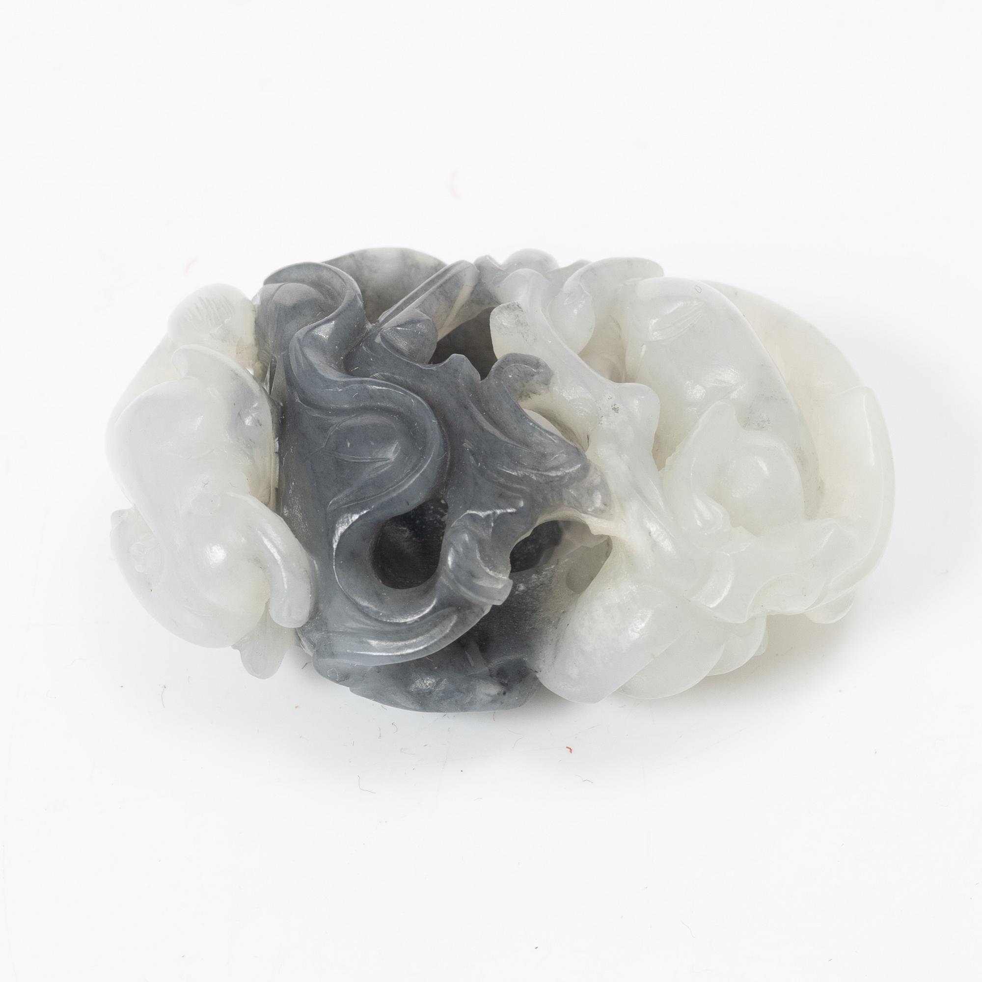 Bälteshake samt amulett och ask, nefrit och sten, Qingdynastin.