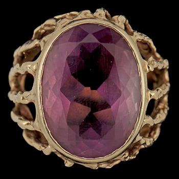 RING, 14k vitguld med fasettslipad ametist, 1900-talets andra hälft. Vikt 18 g.