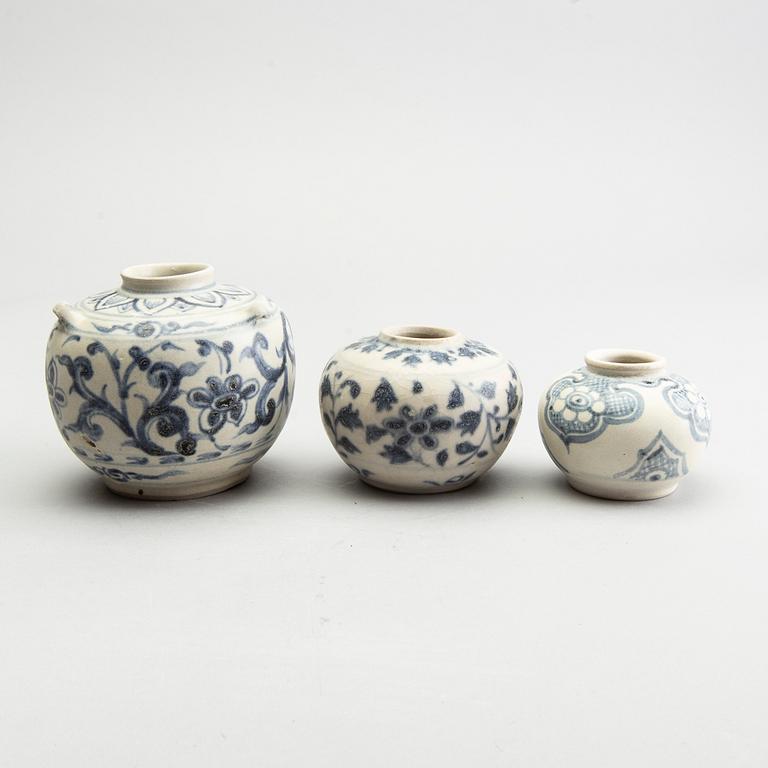 A group of South East Asian ceramics, 16th/17th Century.