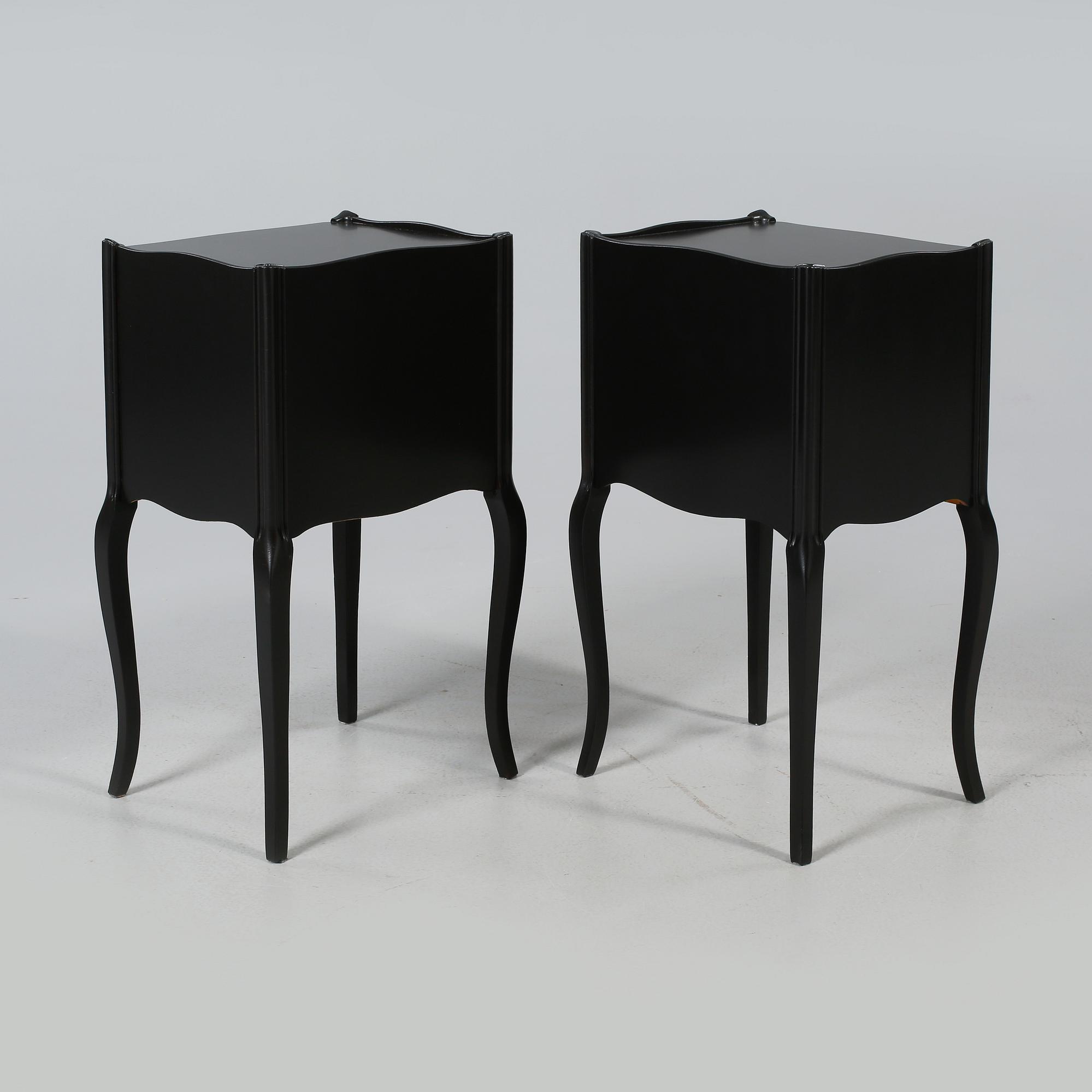 SÄNGBORD, ett par, rokokostil, 1900-talets andra hälft.