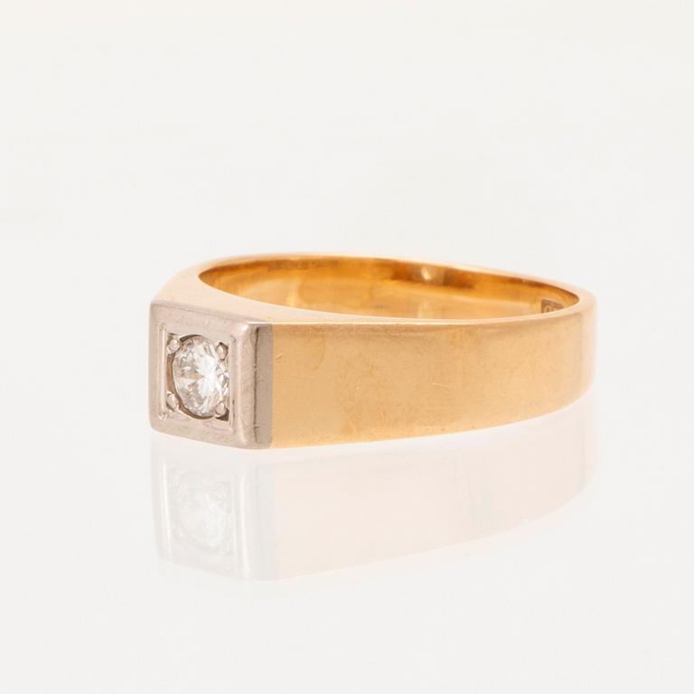 Ring 18K vitt och rött guld med en rund briljantslipad diamant.