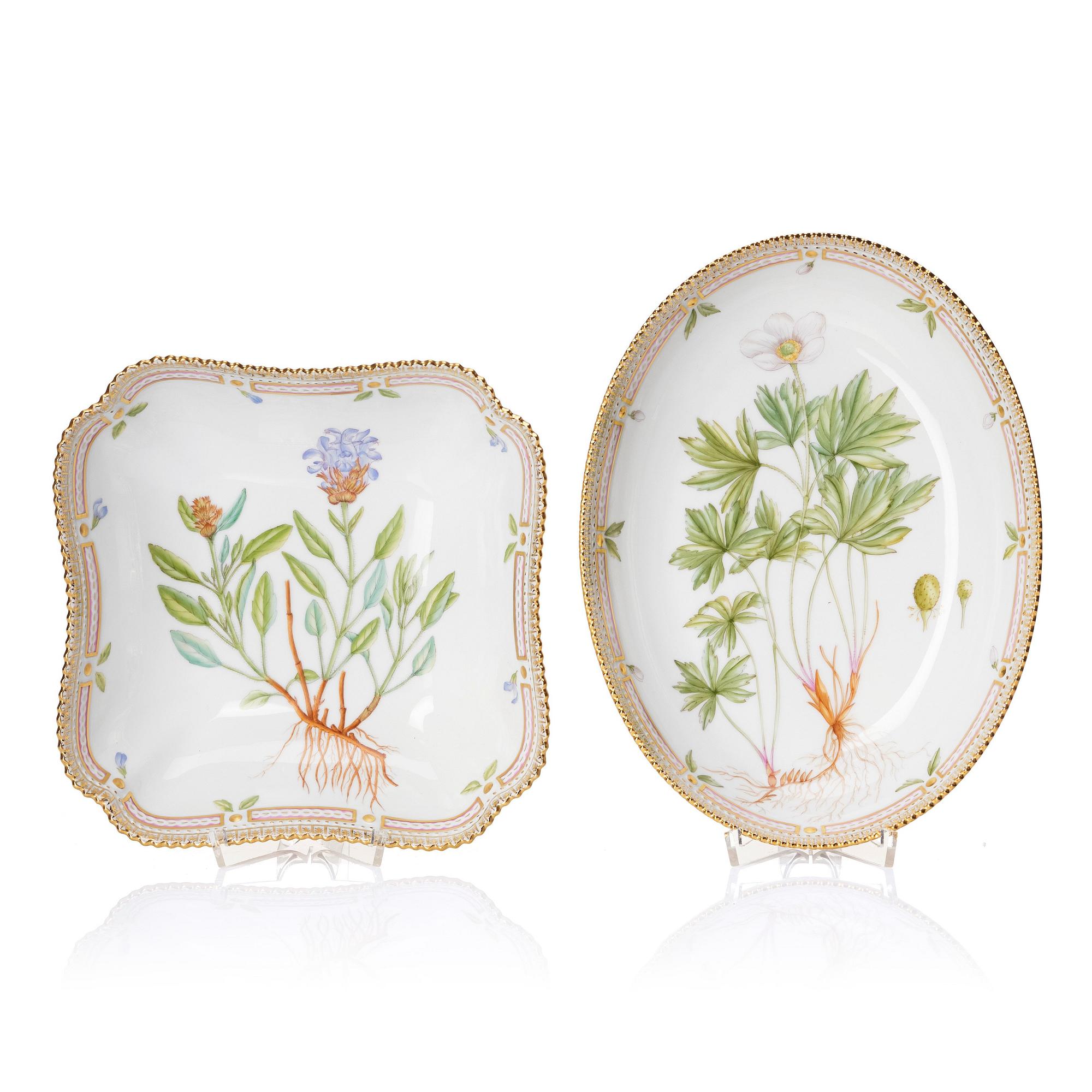 Skålar, två stycken, porslin. Royal Copenhagen, "Flora Danica", Danmark, 1900-tal.