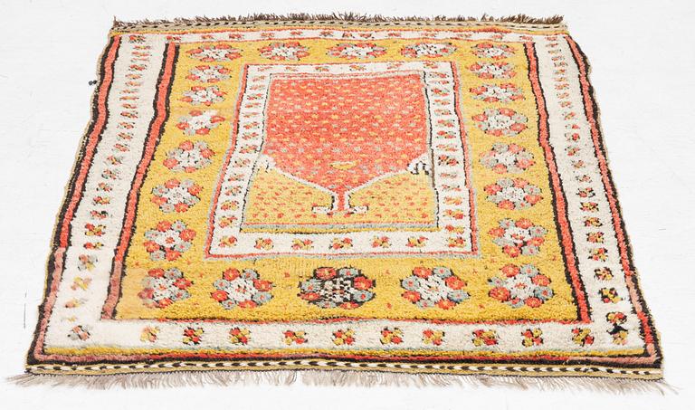 An antique Monastir rug, approx. 151 x 91-110.