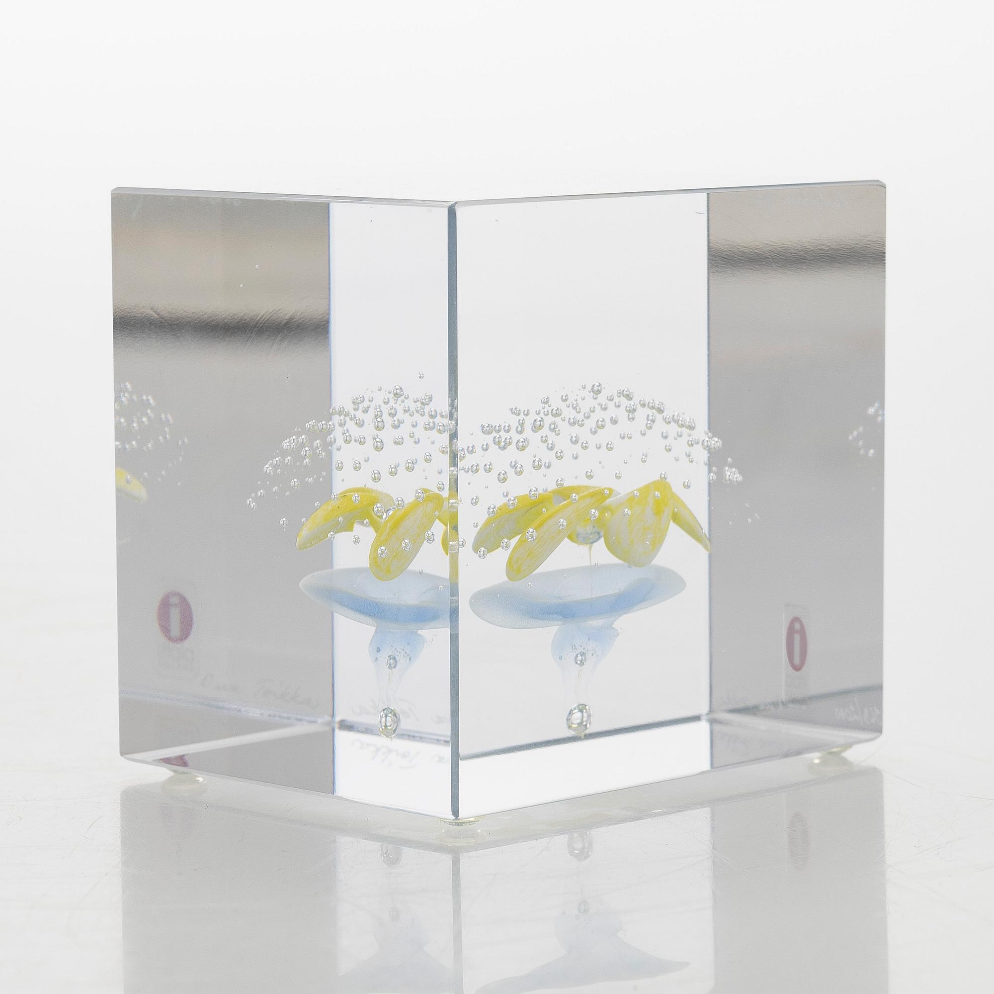 Oiva Toikka, an annual glass cube 2000, signed Oiva Toikka Nuutajärvi 2000, 963/2000.