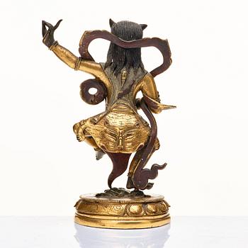 BJÖRNHÖVDAD DAKINI, patinerad kopparlegering. Tibetokinesisk, sent 1700-tal/omkring 1800.