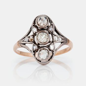 1040. RING med rosen- samt gammalslipade diamanter. Ca 1900.