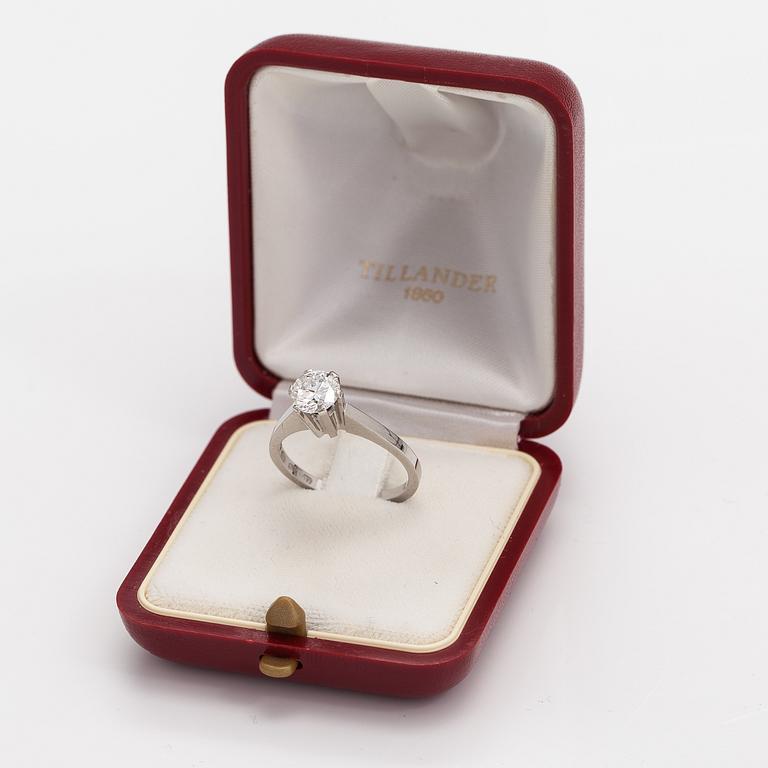 A Tillander, Ring, 18K vitguld, briljantslipad diamant ca 1.03 ct. Helsingfors 1974.