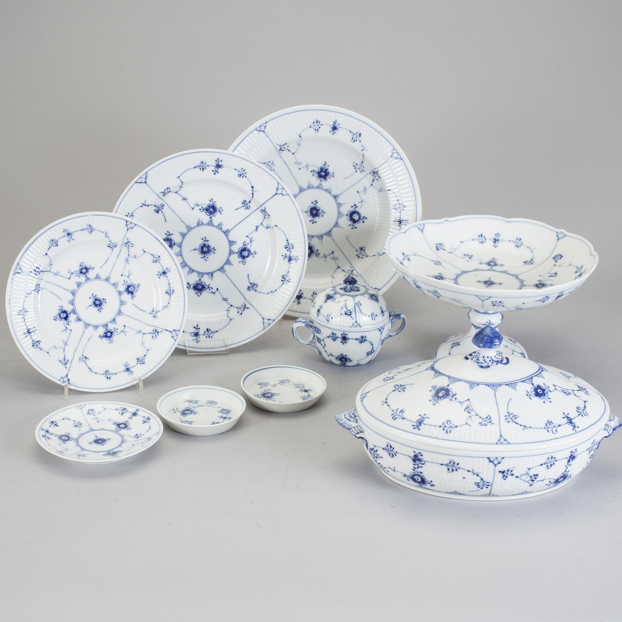 SERVISDELAR, 41 delar, porslin, "Musselmalet", Royal Copenhagen.