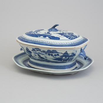 TERRIN med LOCK samt FAT, kompaniporslin. Kina, Qingdynastin, Jiaqing (1796-1820).