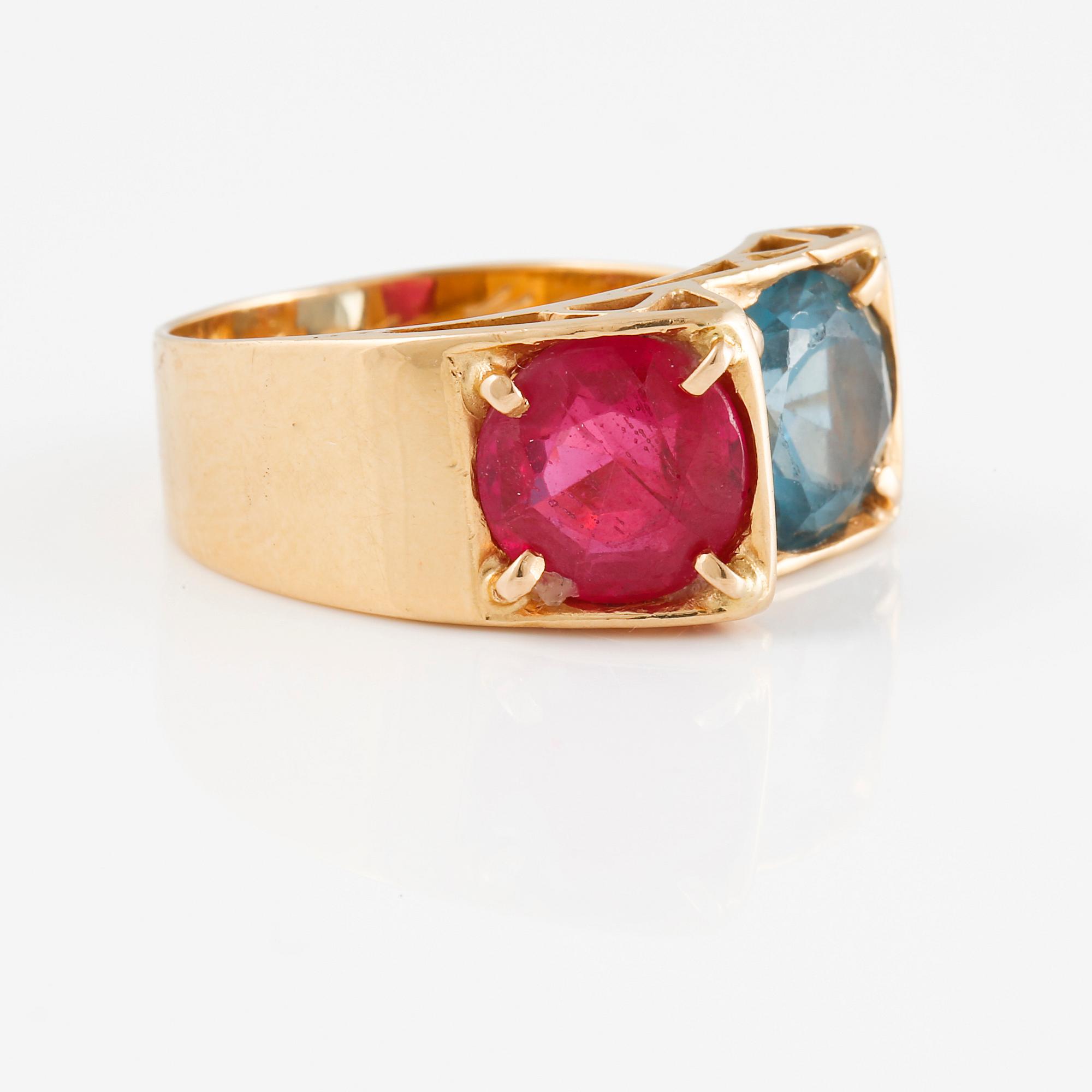 RING, 18K guld med fasettsliapde syntetiska stenar, Juvelfabriken, Stockholm 1942. Vikt 5,4 gram.