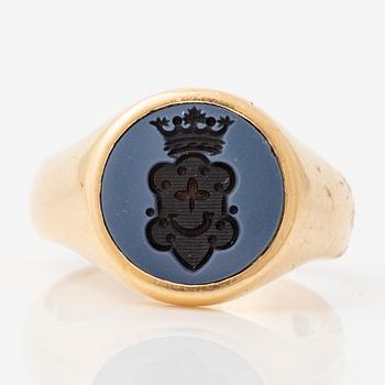 Signet ring 18K gold with agate.