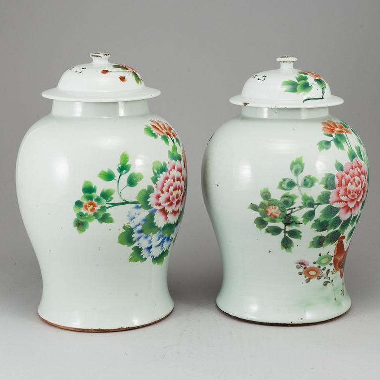 A pair of Chinese famille rose vases with covers, 20th century.