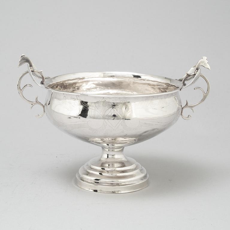 Lars Löfgren, BRÄNNVINSSKÅL, silver,  Hudiksvall (1797-1853) samt Johan Wickman, SKED, silver, Hudiksvall (1750-55).