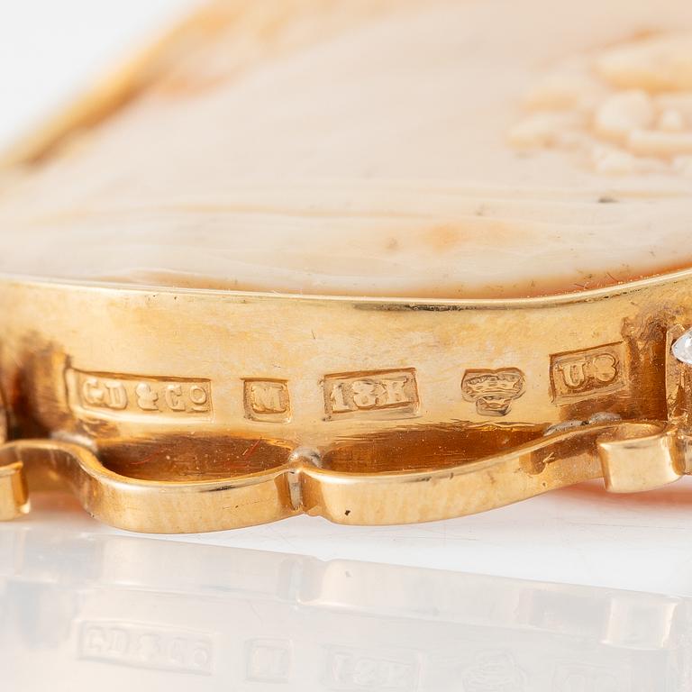 Pendant/brooch in 18K gold with shell cameo and white stones.