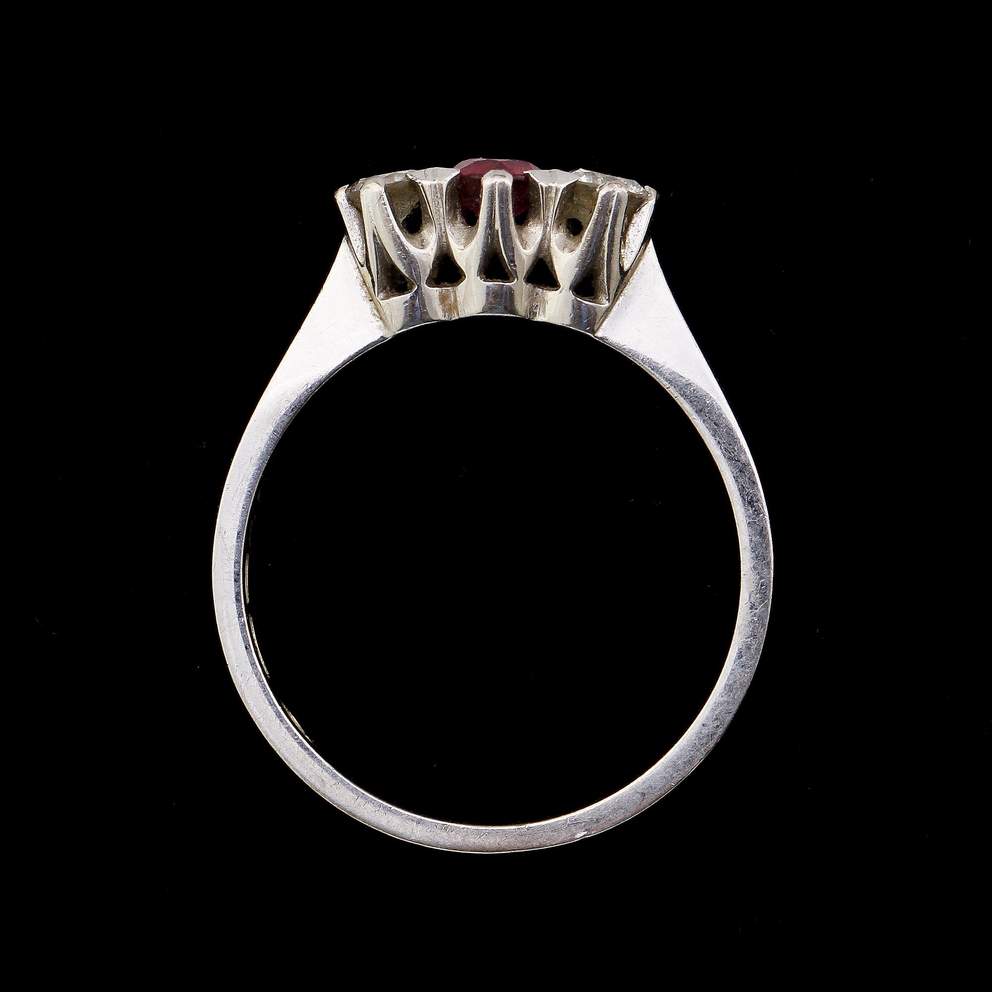 RING, 18k vitguld med rubin och 2 briljantslipade diamanter, tot 0.25 ct, Gustav Dahlgren & Co, Malmö. Vikt 4 g.