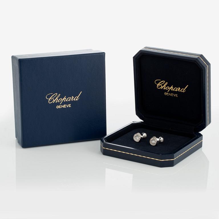 Chopard "Happy Diamonds" ett par örhängen 18K vitguld med runda briljantslipade diamanter.
