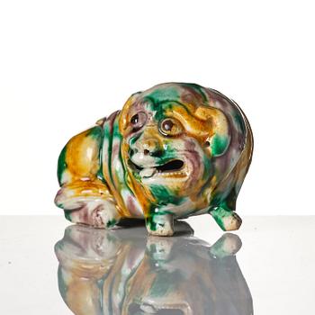 An 'egg and spinach' glazed figure of a mythical beast, Qing dynasty, Kangxi (1662-1722).