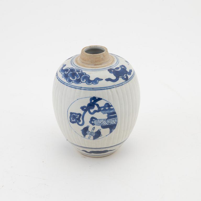 A blue and white tea caddy, Qing dynasty, Kangxi (1662-1722).