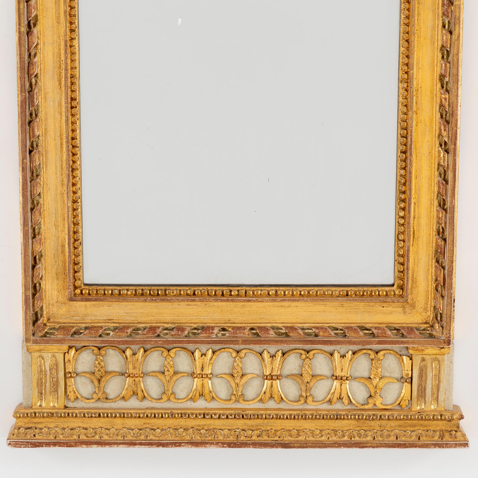 A late Gustavian mirror, beginning of the 19th century.