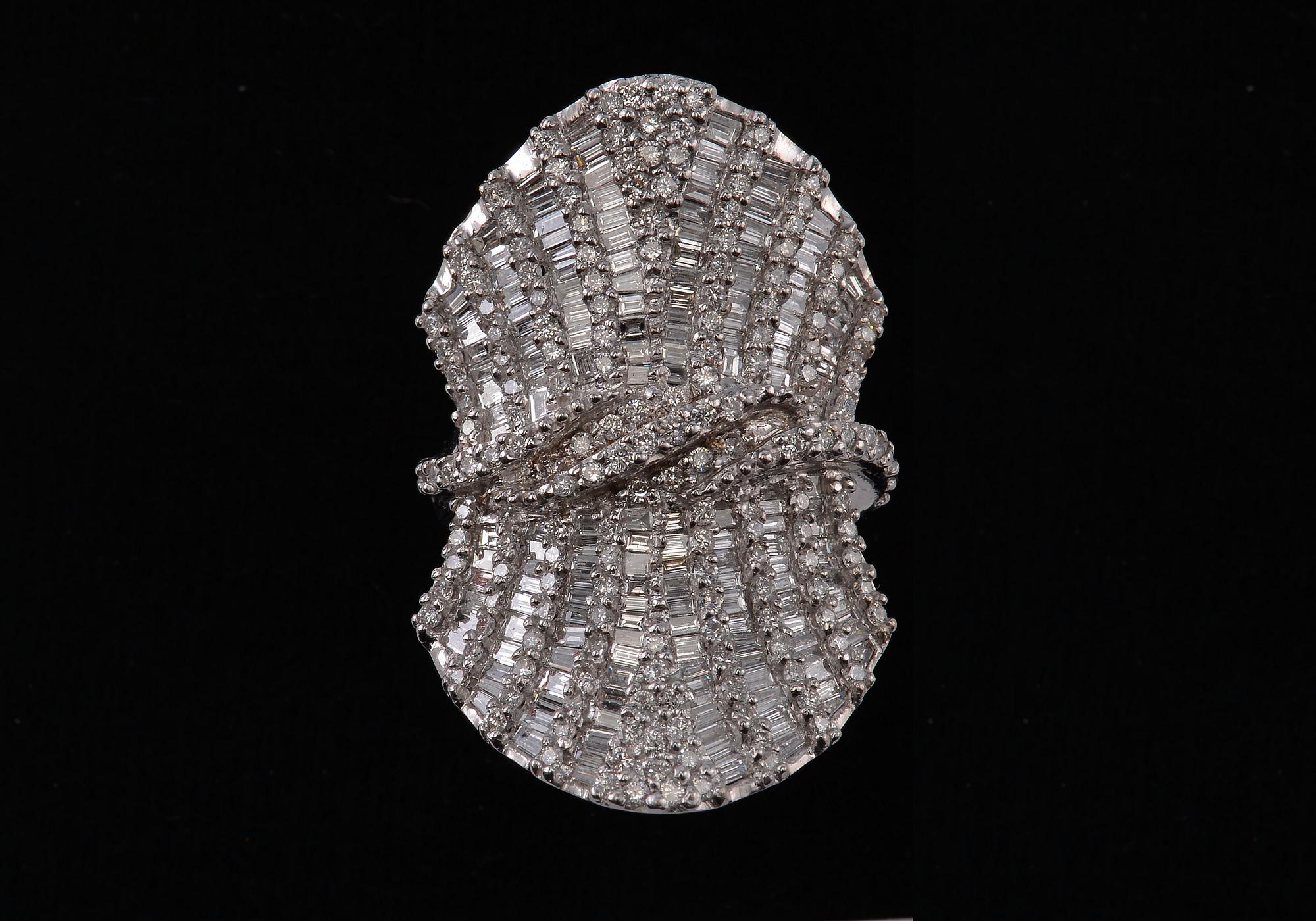 A RING, brilliant- and baguette cut diamonds c. 3.58 ct. Weight 11.9 g.