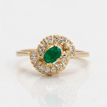 Sormus, 18K kultaa, smaragdi sekä briljanttihiottuja timantteja yht n 0.18 ct.