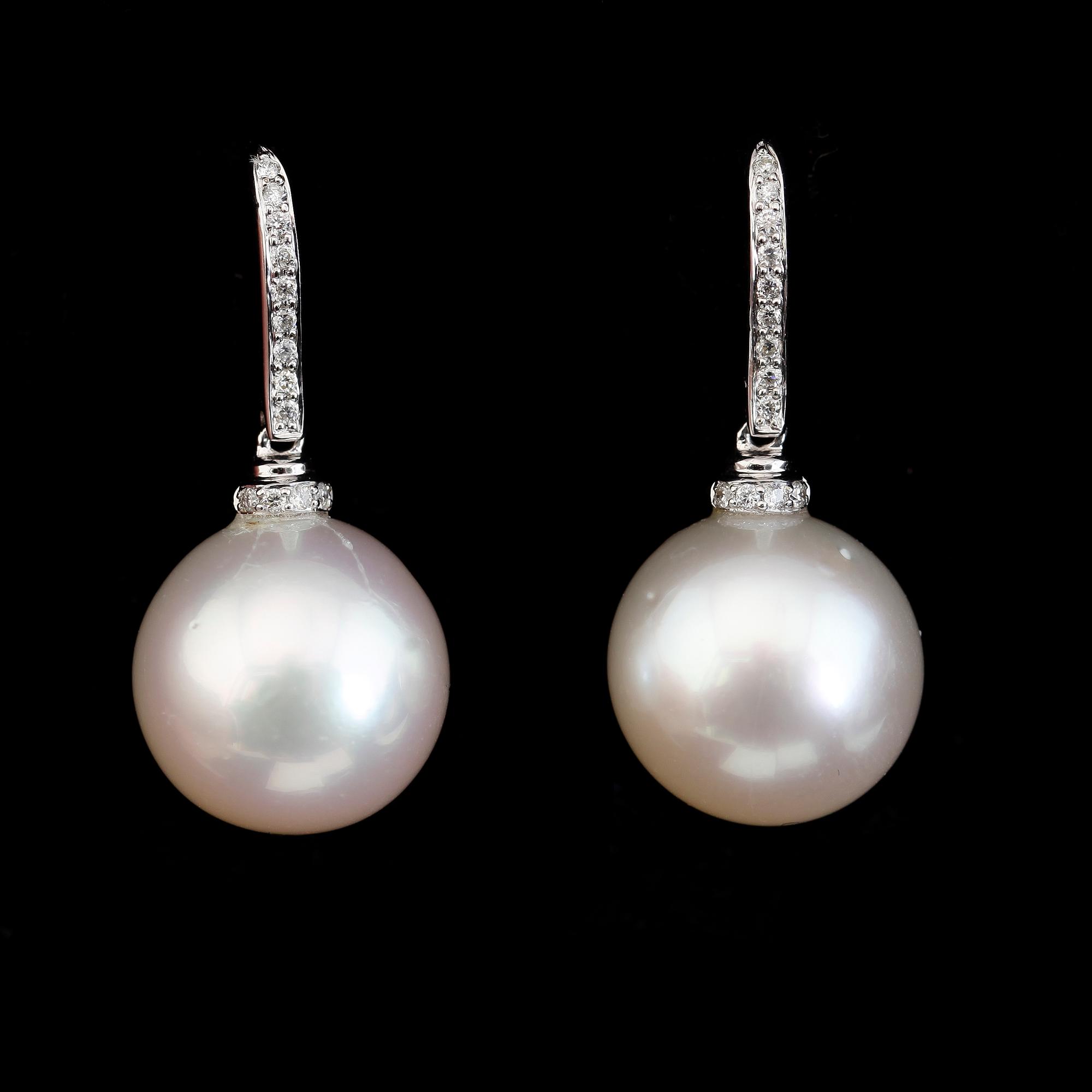 ÖRHÄNGEN, 1 par, 18K vitguld, diamanter tot ca 0.18 ct, vittonade South Seapärlor.