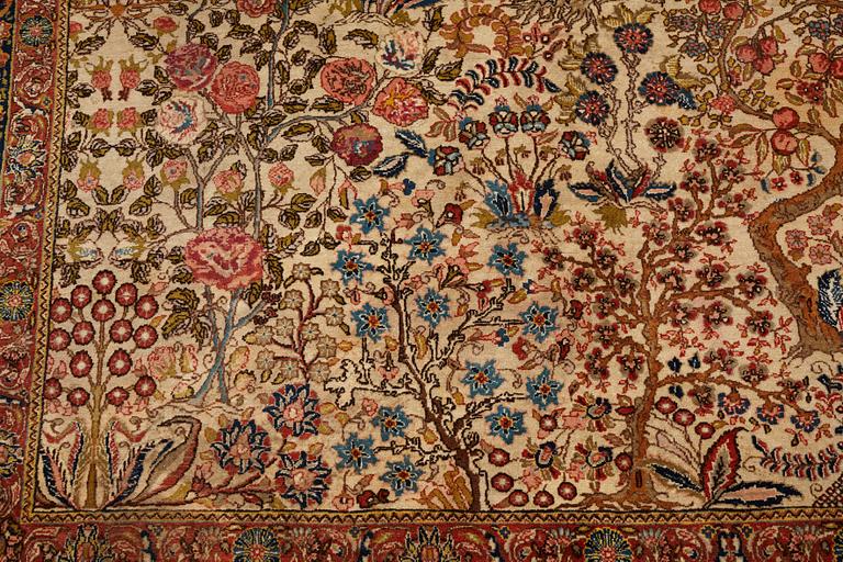 A carpet, a semi-antique Tabriz, ca 297,5 x 224 cm.