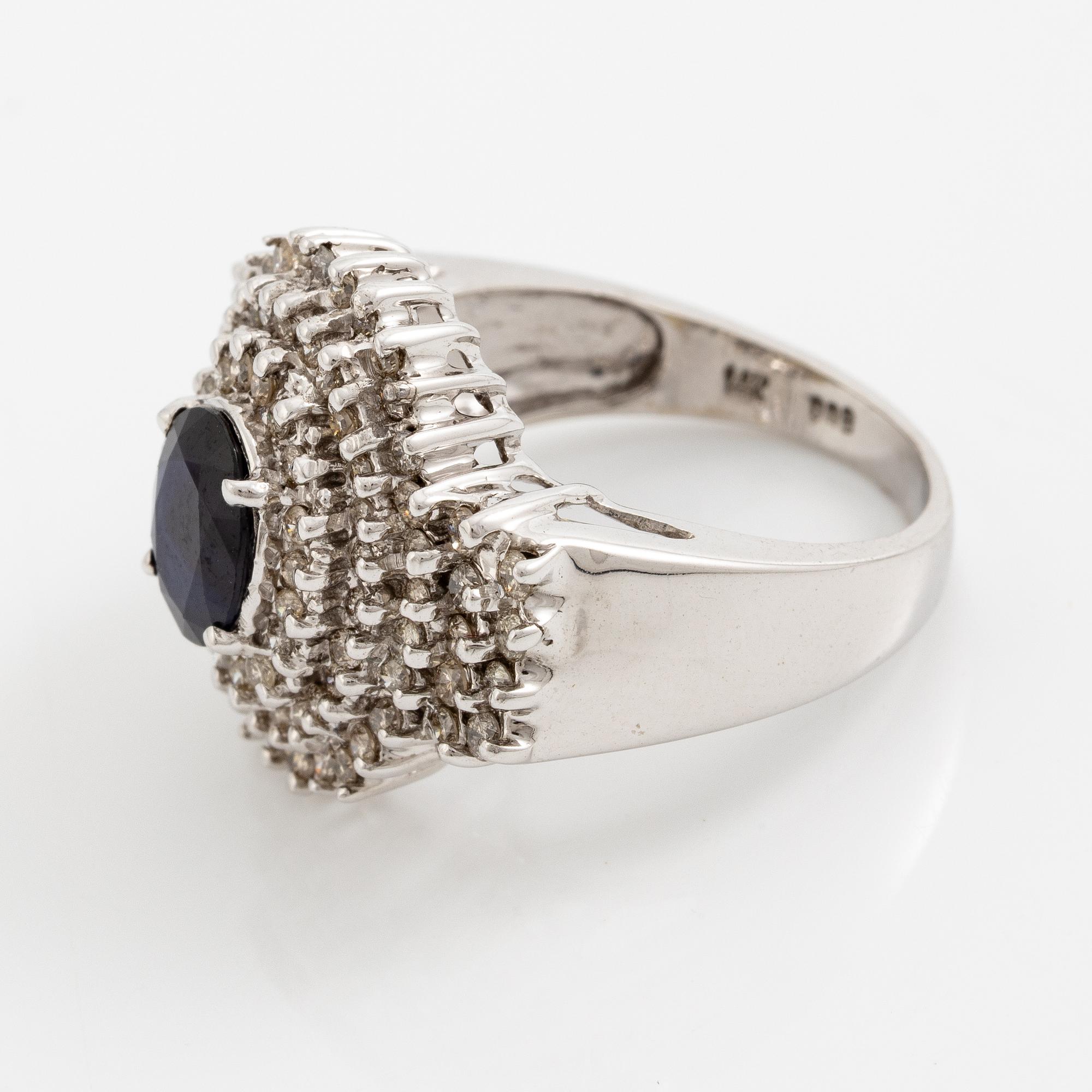 Ring, 14K vitguld med mörk safir och briljantslipade diamanter.