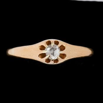 RING, 18k guld med rosenslipad diamant. Axel Bergman, Stockholm 1930. Vikt 2,5 g.