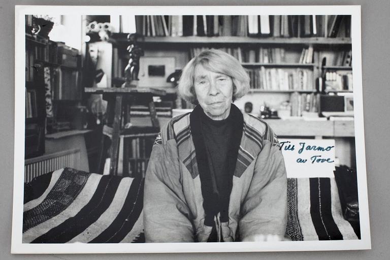 FOTOGRAFIER, 2 st, föreställande Tove Jansson, med dedikation.