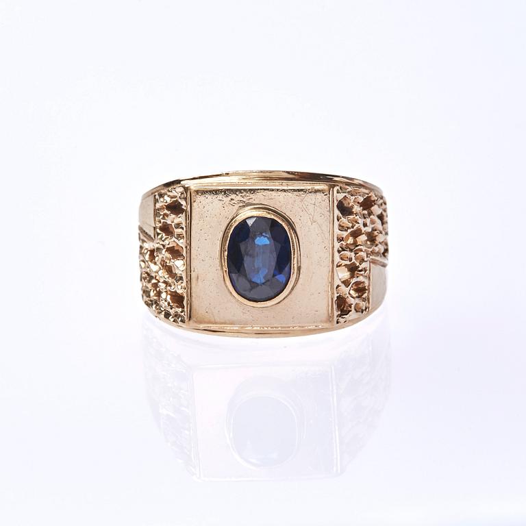 RING, 18K guld med safir, ca 1.50 ct.