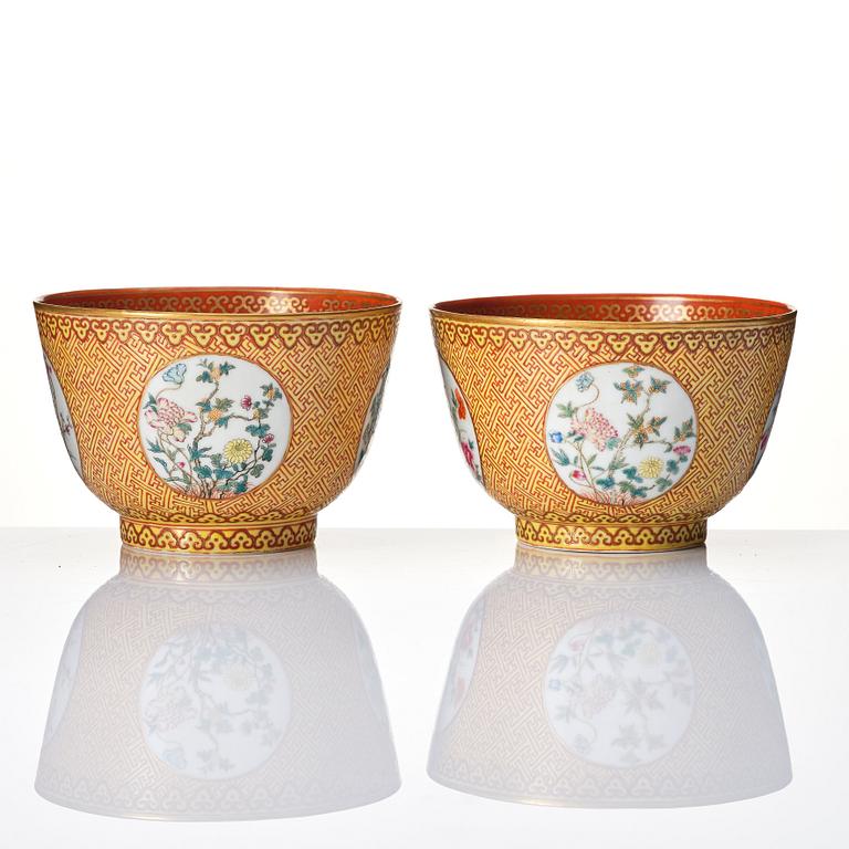 A pair of famille rose bowls, late Qing dynasty/republic with Qianlong mark.