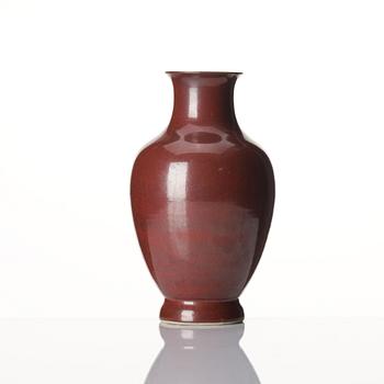 A red glazed vase, Qing dynasty, 19th century.