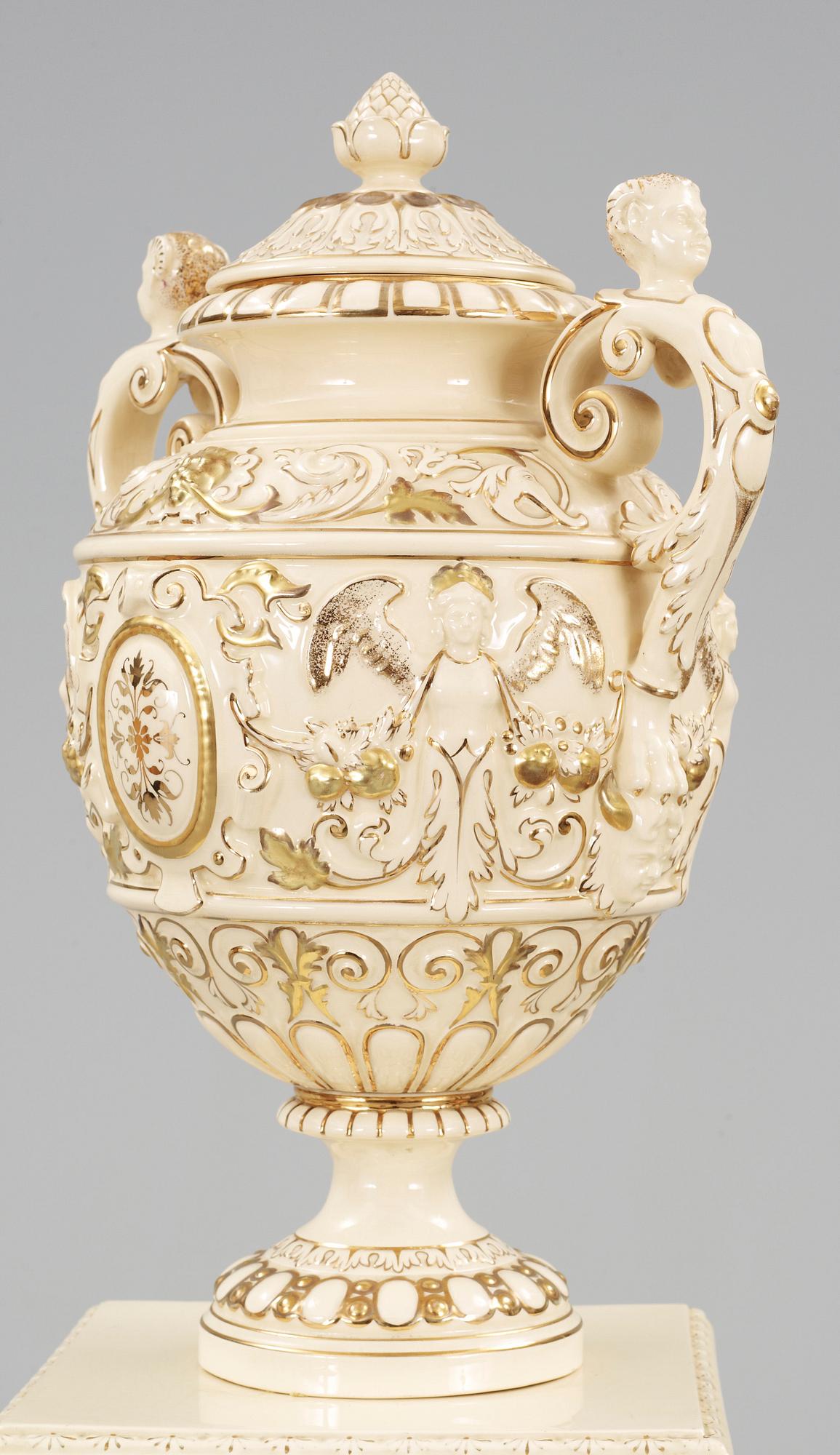 PIEDESTAL samt URNA MED LOCK, majolika, nyrenässans, Rörstrand, 1800-talets slut.