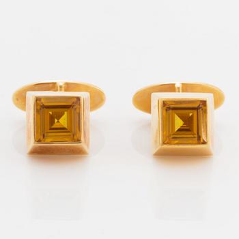 18K gold and synthetic yellow sapphire cufflinks.