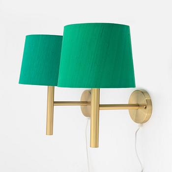 A pair of brass wall lights, Luxus.