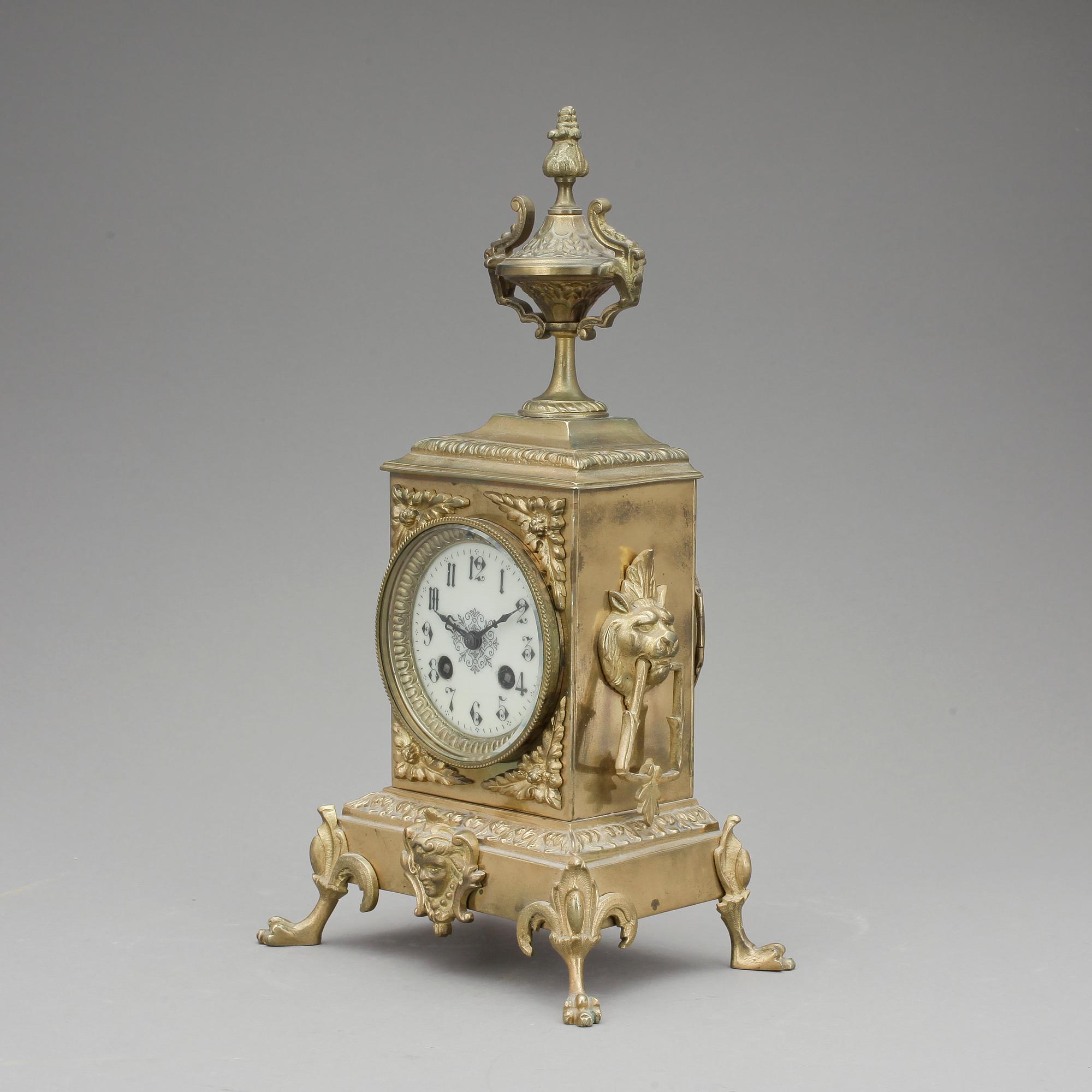 BORDSPENDYL, Paris, Frankrike, sent 1800-tal.