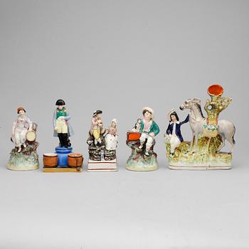 FIGURINER, 5st, flintgods och porslin, 18/1900-tal.