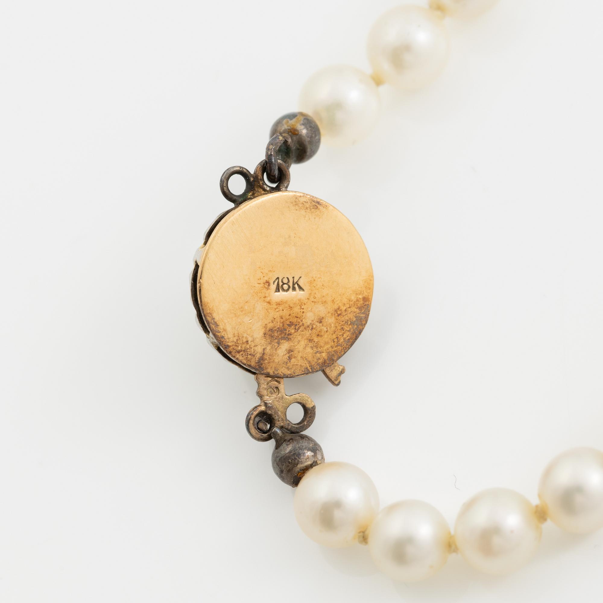 Necklace with graduated cultured pearls, clasp 18K gold.