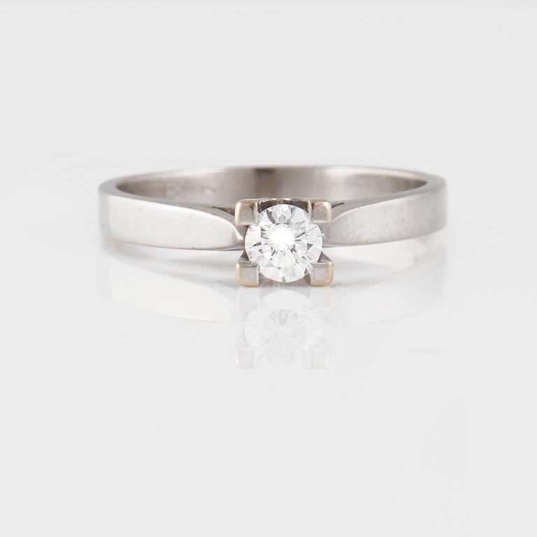 RING, 18K vitguld med briljantslipad diamant 0.32 ct, importstämplad. Vikt 3,6 gram.