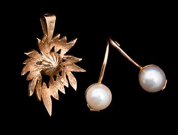 SMYCKESET, ring, hänge samt örhängen, 14 k guld med pärlor. Ryssland, 1955. Totalvikt ca 10 g.