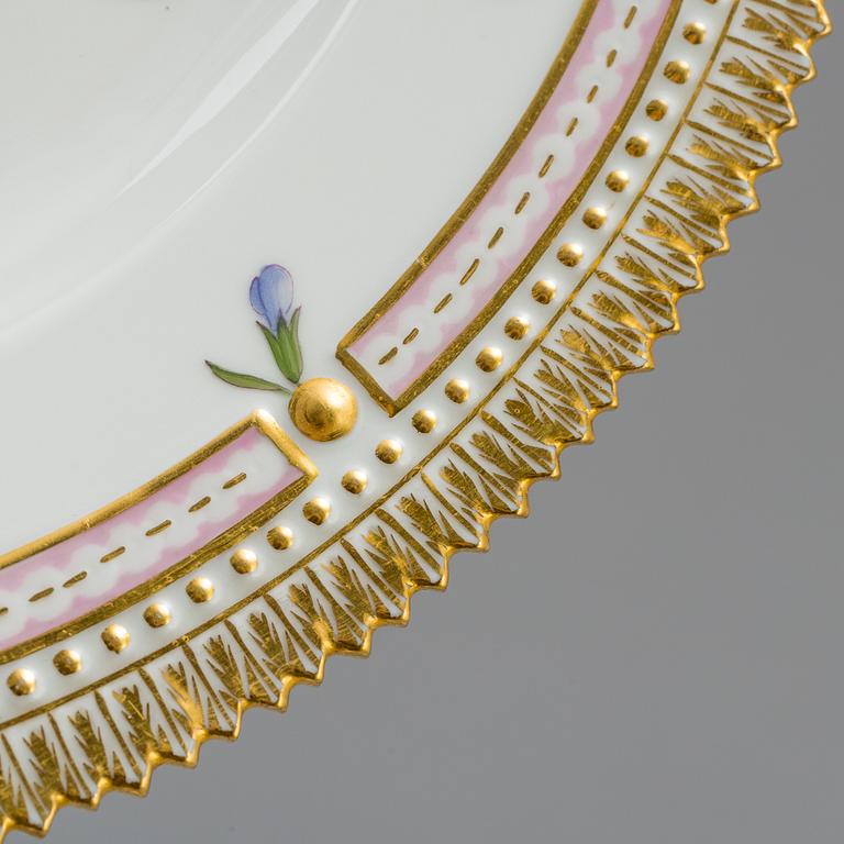 A set of 4+1 porcelaine "Flora Danica" dinner plates model #3553 and #3549 Royal Copenhagen.