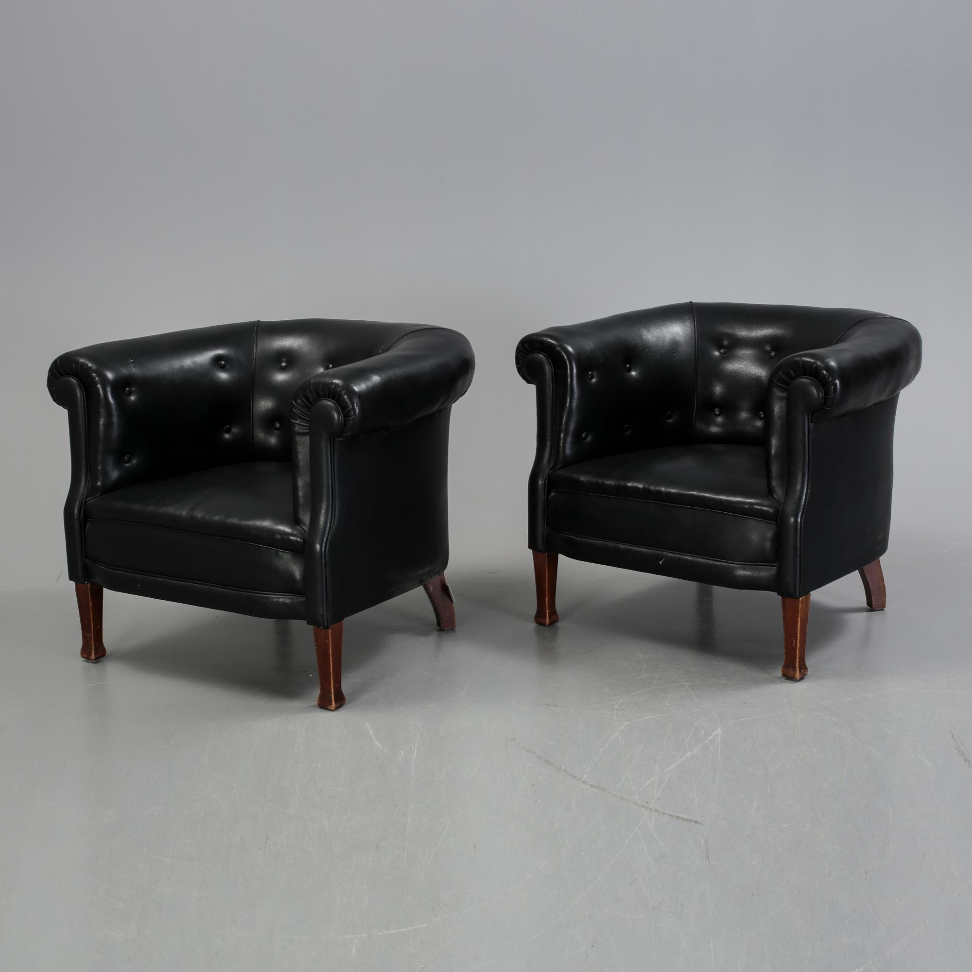 CLUBFÅTÖLJER ett par, 1900-talets första kvartal.