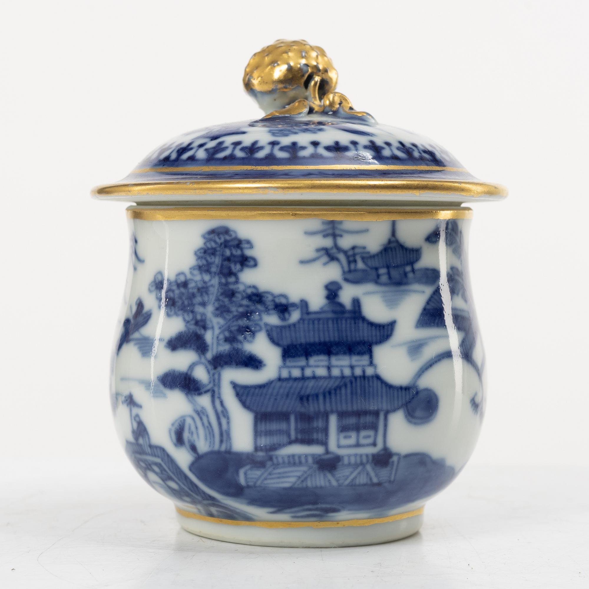 Service pieces, 12 pieces, company porcelain. Qing dynasty, circa 1800.