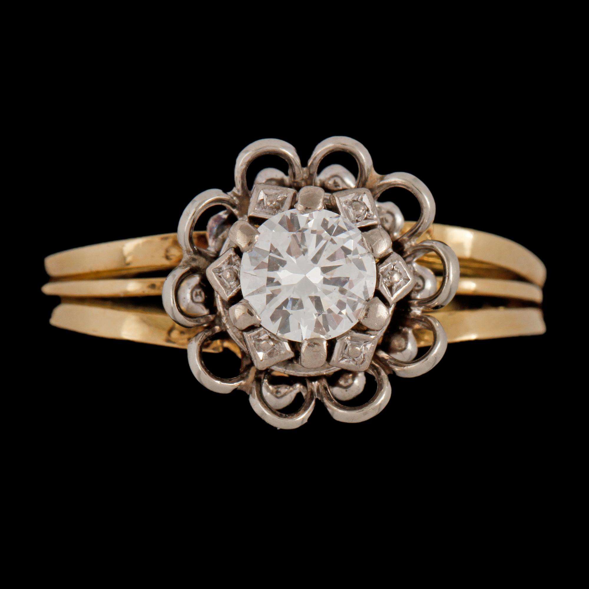 RING, 18k guld och vitguld med briljantslipad diamant ca 0.5 ct, 1900-talets andra hälft. Vikt 4 g.