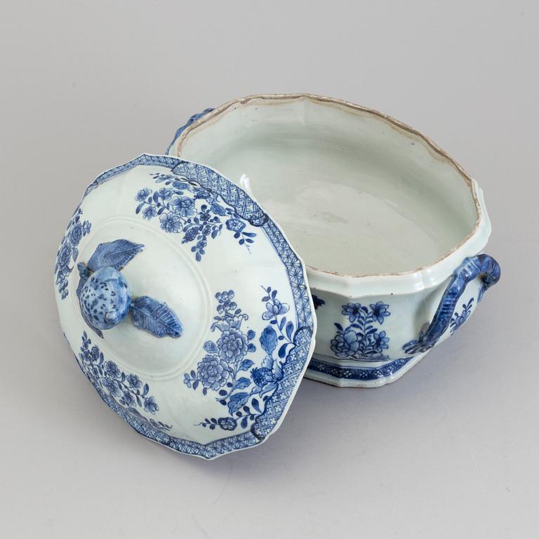 A blue and white tureen with cover, Qing dynasty, Qianlong (1736-95).