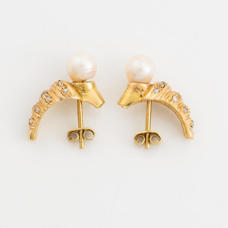 Ett par örhängen 18K guld med pärlor och runda briljantslipade diamanter.