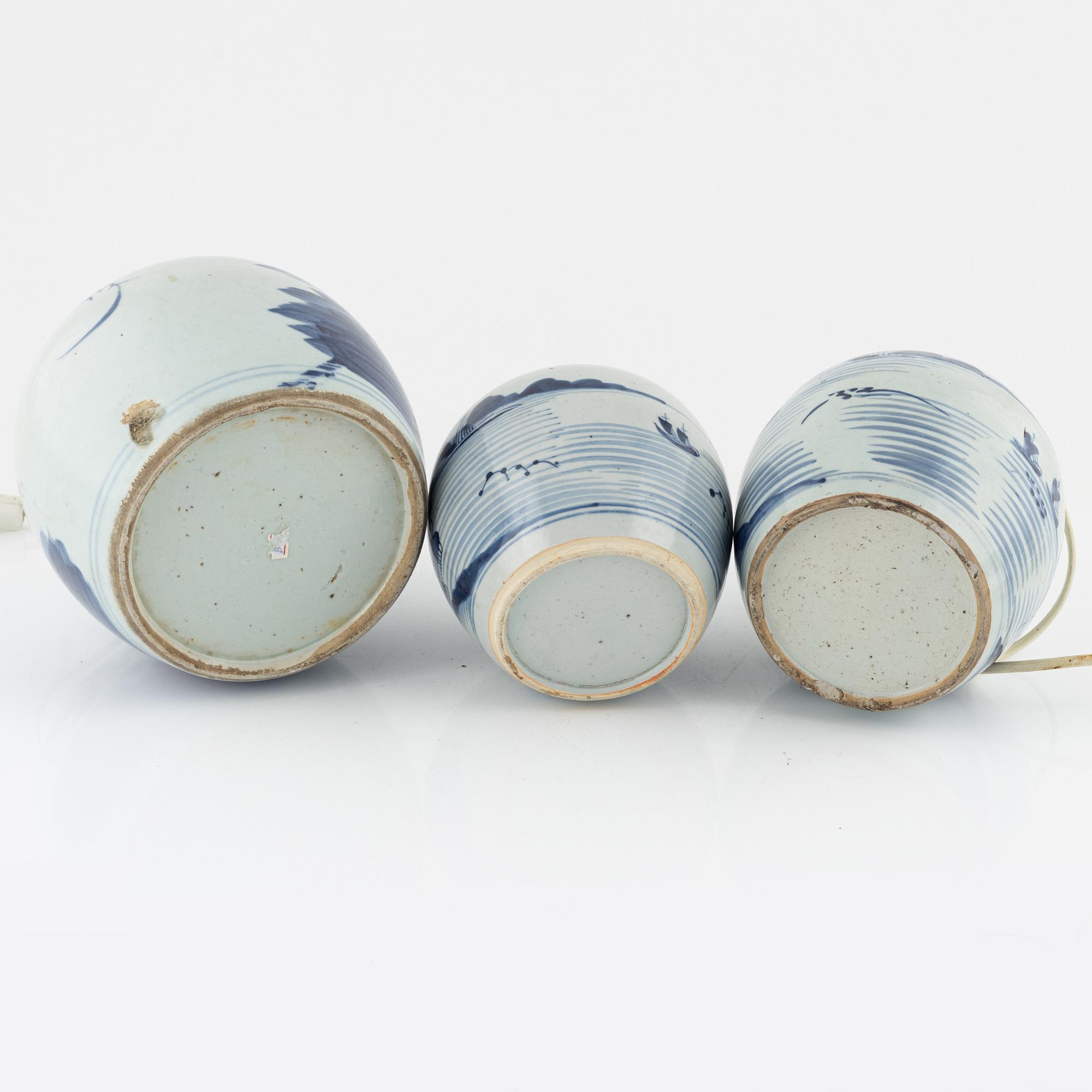 Bordslampor/bojaner, 2 st samt bojan, porslin, Qingdynastin, Kina, 1800-tal.